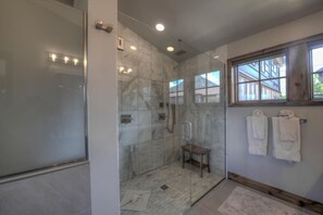 Bathtub, hair dryer, towels - Steps to Frisco Main St • Private Hot Tub • Elevator • Modern Mountain Luxury (Frisco)