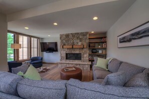 Smart TV, fireplace - Steps to Frisco Main St • Private Hot Tub • Elevator • Modern Mountain Luxury (Frisco)