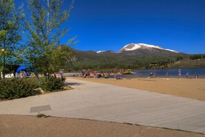 Beach - Steps to Frisco Main St • Private Hot Tub • Elevator • Modern Mountain Luxury (Frisco)