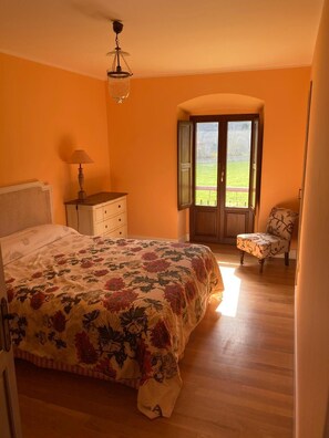 4 slaapkamers, een strijkplank/strijkijzer, reisbedje, gratis wifi