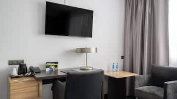 Desk, soundproofing, free WiFi, bed sheets