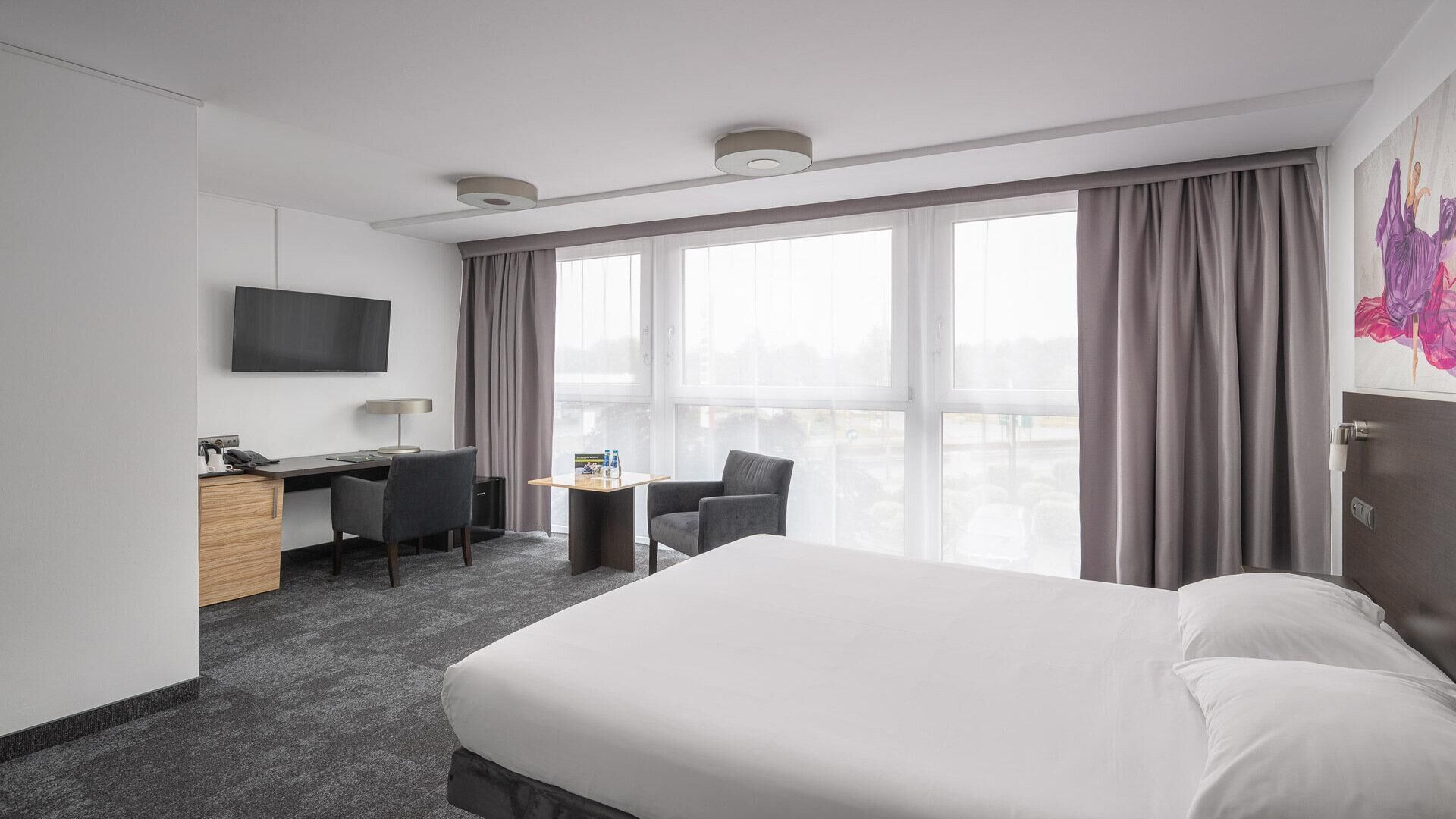 Desk, soundproofing, free WiFi, bed sheets
