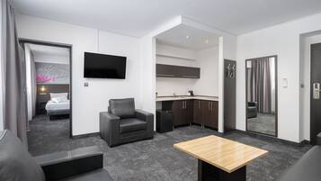 Junior-studiosviitti | Oleskelualue | 30–tuumainen taulutelevisio, jossa kaapelikanavat