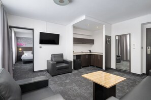 Junior-Studiosuite | Wohnbereich | 30-Zoll-Flachbildfernseher mit Kabelempfang