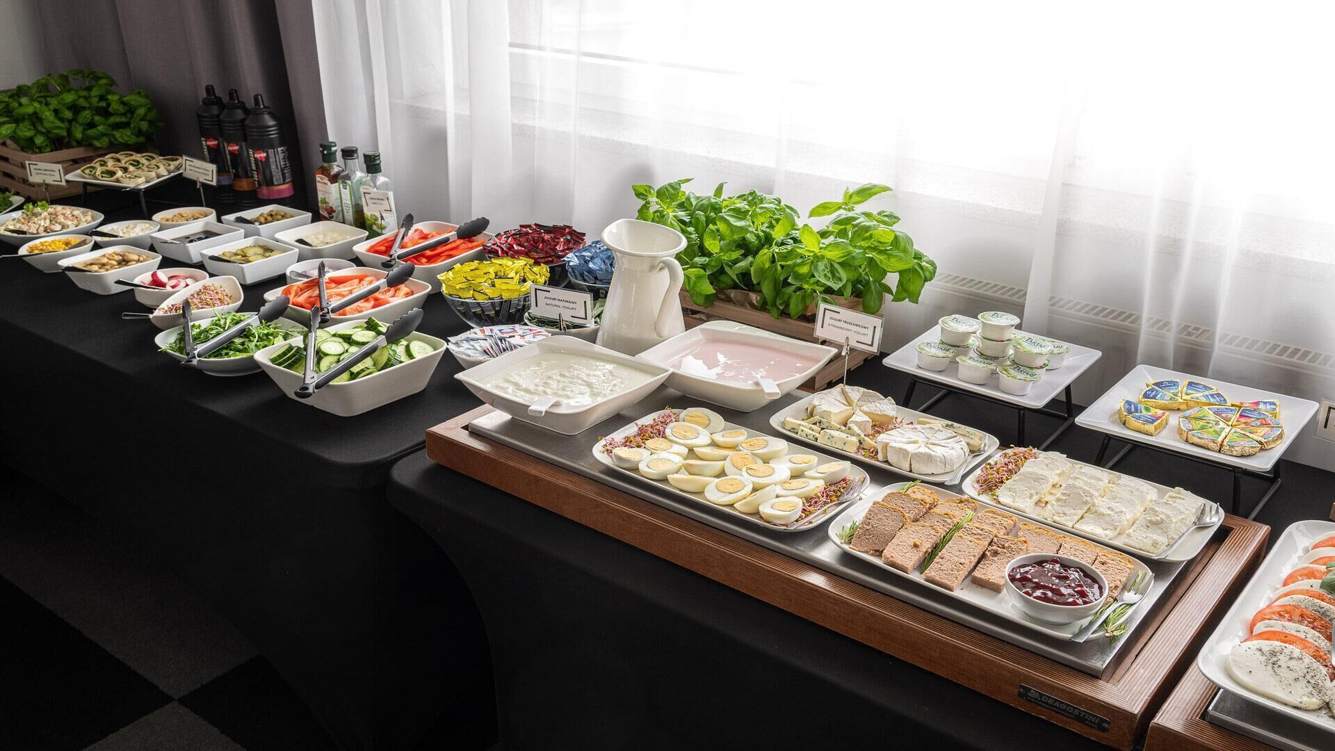 Una mesa de buffet con diversos alimentos y condimentos.