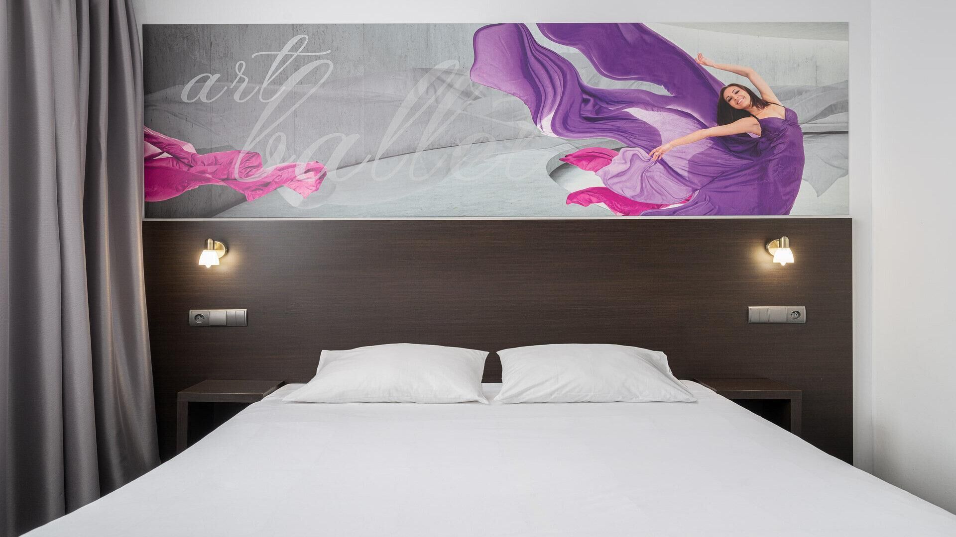 Desk, soundproofing, free WiFi, bed sheets