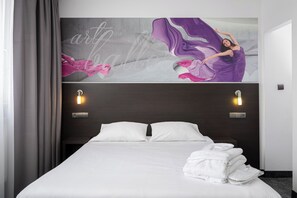 Escritorio, sistema de insonorización, wifi gratis y ropa de cama