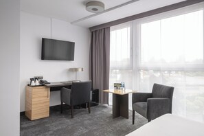 Escritorio, sistema de insonorización, wifi gratis y ropa de cama 