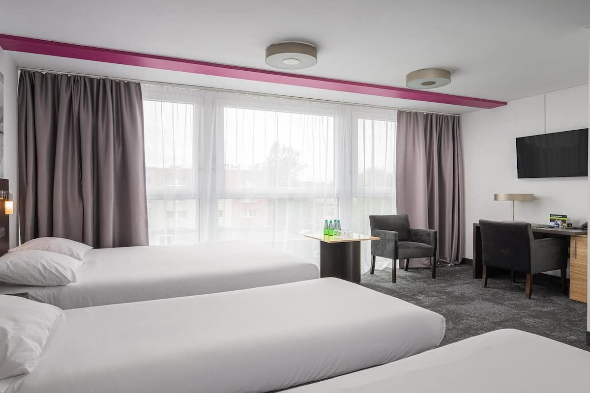 Escritorio, sistema de insonorización, wifi gratis y ropa de cama