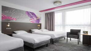 Escritorio, sistema de insonorización, wifi gratis y ropa de cama 