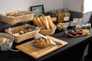 Desayuno buffet diario (PLN 49 por persona)