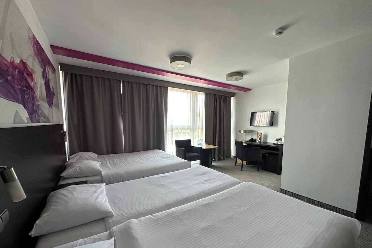 Standard Quadruple Room | Desk, soundproofing, free WiFi, bed sheets