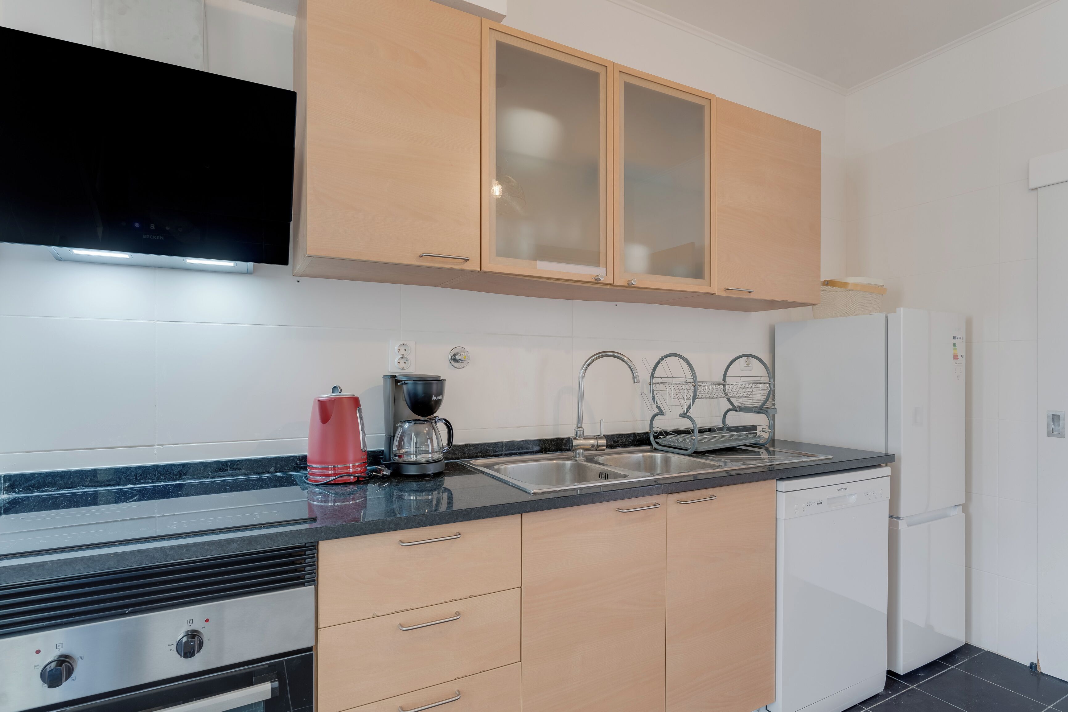 Een magnetron, een oven, een kookplaat, een vaatwasser