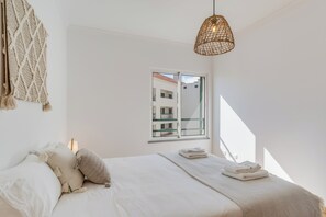 2 عدّة غرف نوم ومكواة/لوح كي وواي فاي وملاءات أسرّة