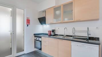 Microondas, horno, placa de cocina y lavavajillas