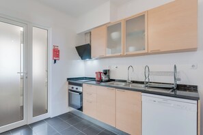 Een magnetron, een oven, een kookplaat, een vaatwasser