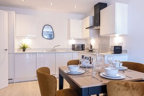 Departamento exclusivo, 2 habitaciones | Área de sala de estar | Televisión LED 