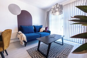 Departamento exclusivo, 2 habitaciones | Área de sala de estar | Televisión LED 