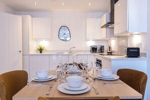 In-room dining - Pristine 1 and 2 bedroom apartments near business district, walking distance to city centre, free internet & complimentary parking by Sojo Stay (Birmingham)