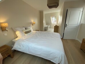 3 slaapkamers, een strijkplank/strijkijzer, wifi, beddengoed