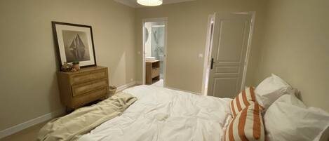 3 dormitorios, tabla de planchar con plancha, wifi y ropa de cama