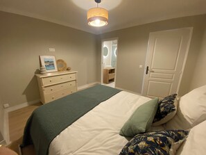 3 chambres, fer et planche à repasser, Wi-Fi, draps fournis