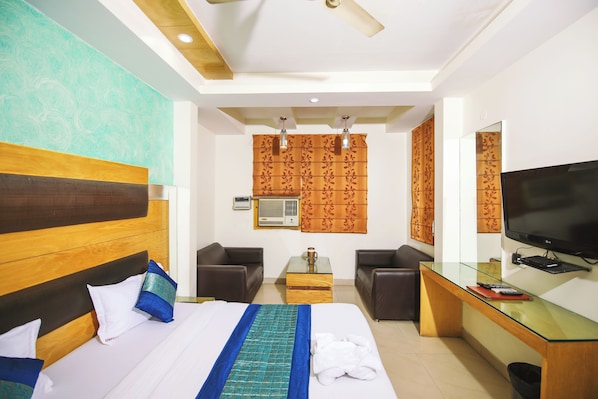 Superior Room | Premium bedding, desk, free WiFi, bed sheets - Hotel Lav Kush Deluxe (New Delhi)
