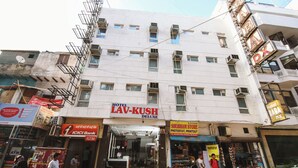 A multi-story building with a sign for Hotel Lav-Kush Deluxe. - Hotel Lav Kush Deluxe (New Delhi)