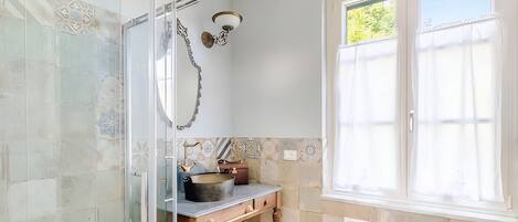 Regadera, secadora de cabello, bidet, toallas