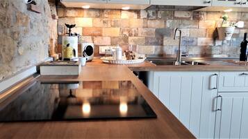 Kühlschrank, Ofen, Herdplatte, Wasserkocher mit Kaffee-/Teezubehör