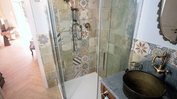 Dusche, Haartrockner, Bidet, Handtücher