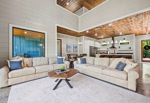 Een smart-tv, een open haard en tafelvoetbal