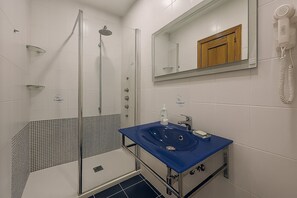 Dusche, Haartrockner, Handtücher, Seife