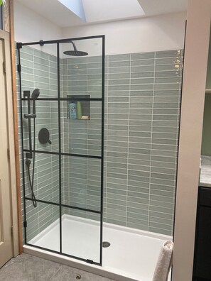 Een douche, een haardroger, handdoeken, zeep
