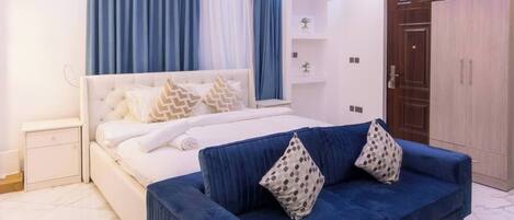 Iron/ironing board, WiFi, bed sheets