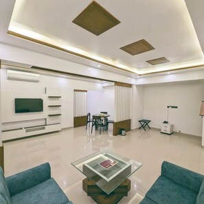 Luxury Suite, 1 King Bed | Hypo-allergenic bedding, down comforters, pillowtop beds, minibar