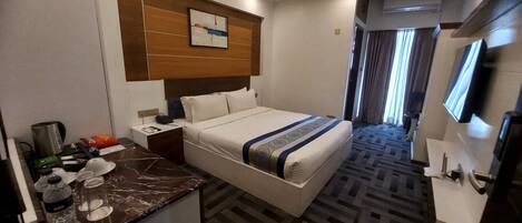 Deluxe-rum - 1 kingsize-säng | Allergitestade sängkläder, duntäcken, bäddmadrasser och minibar