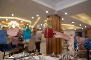 3 restoran; melayani sarapan, makan siang, dan makan malam