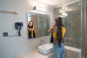 Luxury Studio Suite, 1 Katil Raja (King), Executive Level | Bilik Mandi | Pancuran mandi, hulu semburan mandi hujan 