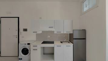 Jääkaappi, mikroaaltouuni, liesi, keittoastiat/astiat/ruokailuvälineet