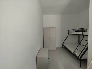 1 habitación y tabla de planchar con plancha 