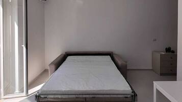 1 makuuhuone, silitysrauta/-lauta