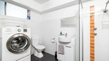 Dusche, Haartrockner, Handtücher, Seife