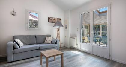 House with a pool at 200m from the beach