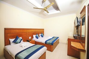 Desk, free WiFi, bed sheets - Hotel Jindal  (New Delhi)