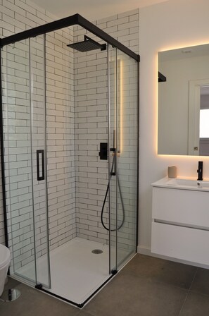 Haartrockner, Handtücher, Seife, Toilettenpapier