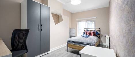 3 bedrooms, desk, iron/ironing board, WiFi