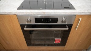 Una cucina con forno integrato e piano cottura.