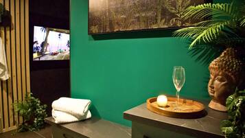 Deluxe Apartment | Living area | TV, Netflix, streaming services