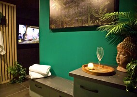 Deluxe Apartment | Living area | TV, Netflix, streaming services